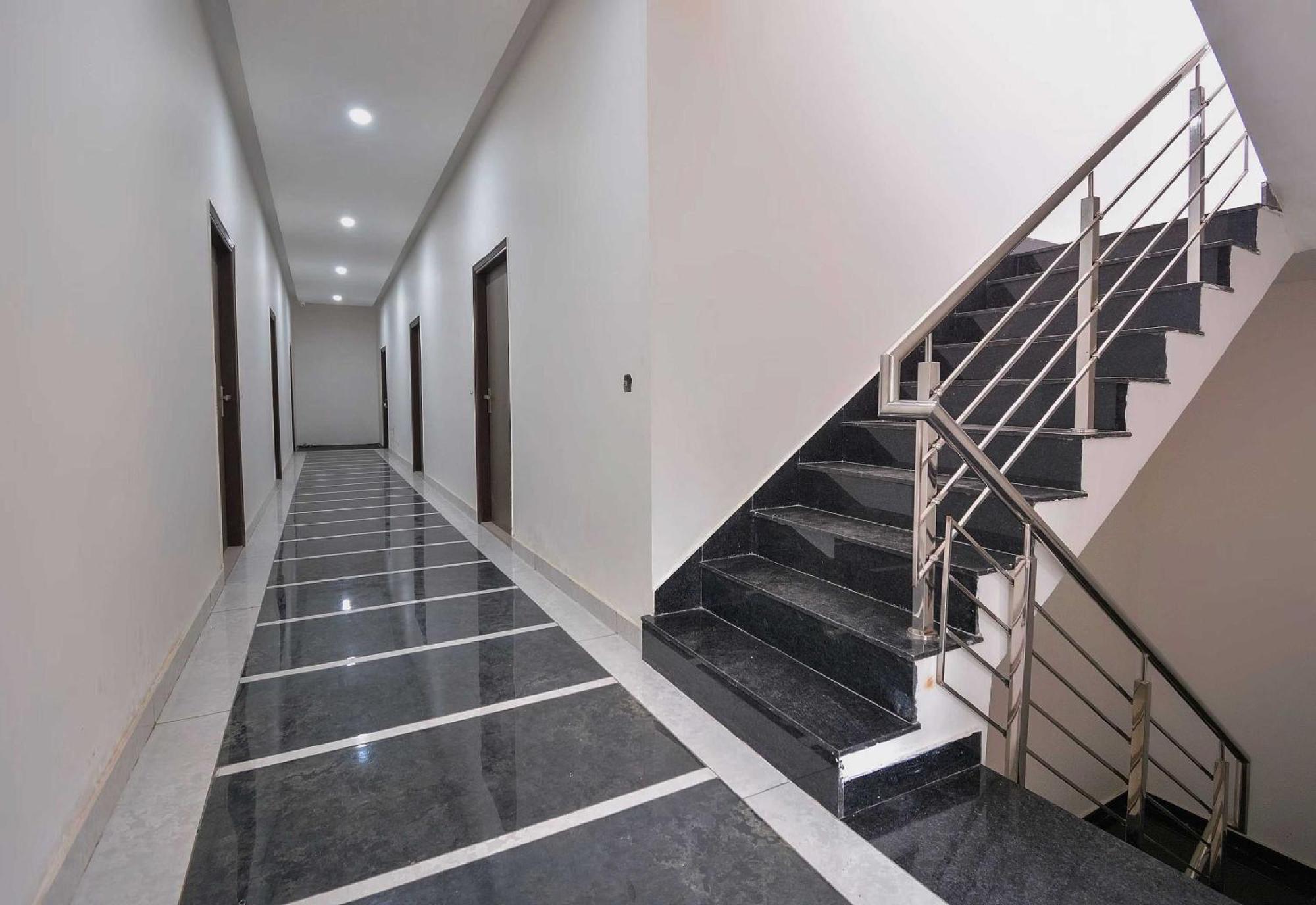 Hotel O White Solitaire Ludhijána Kültér fotó